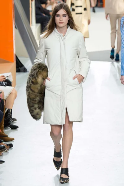Look 18